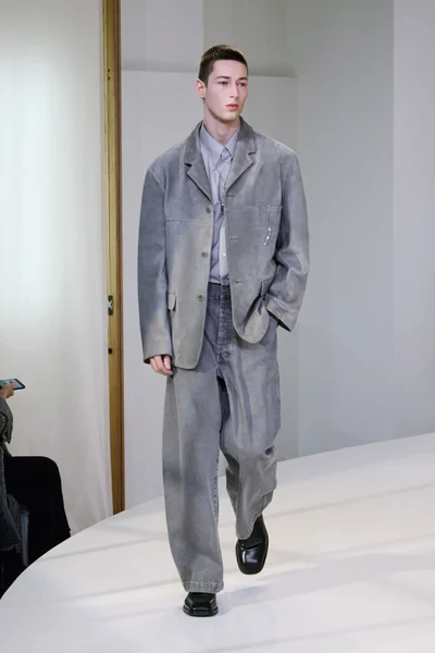 Look 25